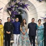 Deepika Padukone y Ranveer Singh lucen majestuosos mientras posan con los recién casados ​​Jay Kotak y Aditi Arya en la gran recepción.