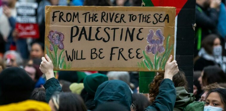 'Del río al mar': un historiador palestino explora el significado y la intención del eslogan analizado