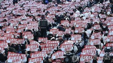 2 umbrella unions stage large-scale rallies in Seoul
