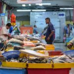 ENFOQUE: Un doble golpe de eliminación de subsidios y debilitamiento del ringgit está empeorando el costo de vida de los malayos