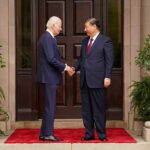 El presidente Joe Biden le da la mano al presidente chino Xi Jinping al margen de la cumbre del Foro de Cooperación Económica Asia-Pacífico (APEC), en Woodside, California, EE.UU., el 15 de noviembre.