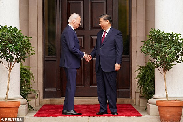 El presidente Joe Biden le da la mano al presidente chino Xi Jinping al margen de la cumbre del Foro de Cooperación Económica Asia-Pacífico (APEC), en Woodside, California, EE.UU., el 15 de noviembre.