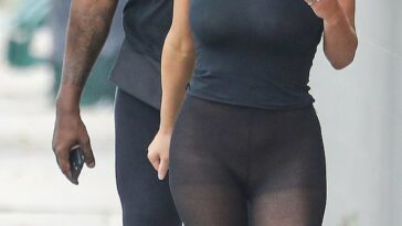La esposa de Kanye West, Bianca Censori, de 28 años, fotografiada con el rapero, de 46 años, en Los Ángeles en junio, regresó a Australia por primera vez desde que se casó con él en diciembre.