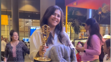 Ektaa Kapoor muestra su premio Emmy con una gran sonrisa en el aeropuerto de Mumbai cuando regresa de Nueva York.  Mirar