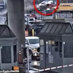 El automóvil de color pálido, que CNN informó que era un Bentley, se ve arriba a la derecha volando sobre la valla antes de explotar.