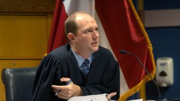 El juez del caso electoral de Trump en Georgia emitirá una orden de protección para las pruebas tras una filtración en los medios
