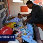 El primer grupo de niños palestinos heridos en la guerra entre Israel y Gaza llega a los Emiratos Árabes Unidos
