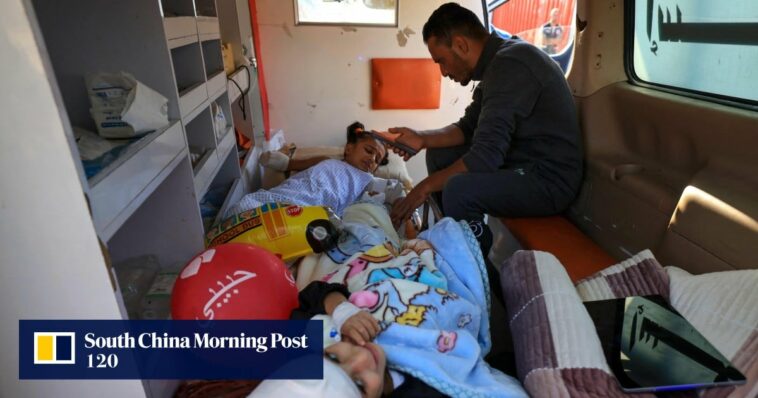 El primer grupo de niños palestinos heridos en la guerra entre Israel y Gaza llega a los Emiratos Árabes Unidos