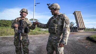 Actualmente hay más de 20.000 soldados estadounidenses estacionados en Guam.  Spc del ejército estadounidense.  Keo Taianao, derecha, SPC con golpes de puño.  Sirena Sánchez en el sitio de misiles de la Terminal de Defensa de Área de Gran Altitud