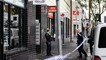 Una mujer fue encontrada muerta en un apartamento en el interior del oeste de Melbourne durante la madrugada del jueves.