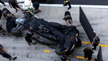 Esteban Ocon marca el ritmo mientras un fallo del coche de George Russell provoca un fuerte accidente en el test de postemporada de Abu Dhabi lleno de incidentes