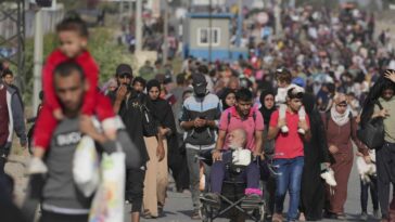 Éxodo a pie: los palestinos huyen mientras las fuerzas israelíes se acercan a Gaza