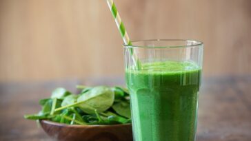 A menudo se piensa que los jugos verdes son un elixir para la salud, pero la nutricionista Vanessa Irene dice que incluir dos vegetales específicos es crucial para defecar con regularidad.