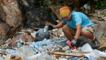 Expertos critican la "cultura del descarte" de Hong Kong antes de la prohibición del plástico