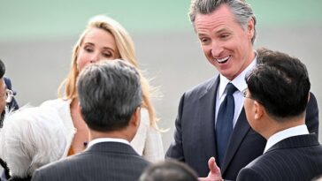 El gobernador de California, Gavin Newsom, y su compañera Jennifer en el aeropuerto de San Francisco.