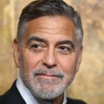 George Clooney recuerda haberse peleado con un director en el set de una película: "Lo tenía agarrado por el cuello"