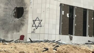Guerra Israel-Palestina: soldados israelíes pintan la estrella de David en el consulado de Qatar en Gaza
