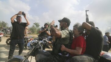 El brazo armado del grupo militante palestino Hamás dijo el lunes que había informado a los mediadores qataríes que el grupo estaba dispuesto a liberar hasta 70 mujeres y niños detenidos en Gaza a cambio de una tregua de cinco días con Israel.