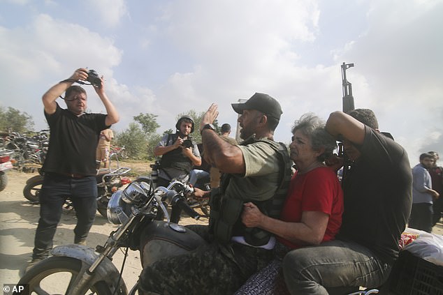 El brazo armado del grupo militante palestino Hamás dijo el lunes que había informado a los mediadores qataríes que el grupo estaba dispuesto a liberar hasta 70 mujeres y niños detenidos en Gaza a cambio de una tregua de cinco días con Israel.