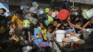 Hambrientos por el bloqueo de Israel, los niños desplazados de Gaza pasan hambre
