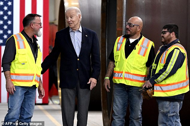 Biden les dijo a los trabajadores de los molinos de viento que tenía un código para 'hacer estallar el mundo'