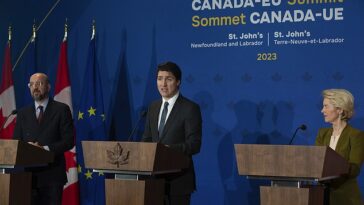 De izquierda a derecha, el presidente del Consejo Europeo, Charles Michel, el primer ministro Justin Trudeau y la presidenta de la Comisión Europea, Ursula Gertrud von der Leyen, celebran una conferencia de prensa en St. John's Newfoundland el viernes.