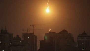 Se ve la explosión de un dron en el cielo de la ciudad durante un ataque con drones rusos