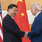 El presidente Joe Biden, a la derecha, y el presidente chino, Xi Jinping, se dan la mano antes de una reunión al margen de la cumbre del G20 en noviembre de 2022.