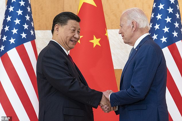 El presidente Joe Biden, a la derecha, y el presidente chino, Xi Jinping, se dan la mano antes de una reunión al margen de la cumbre del G20 en noviembre de 2022.