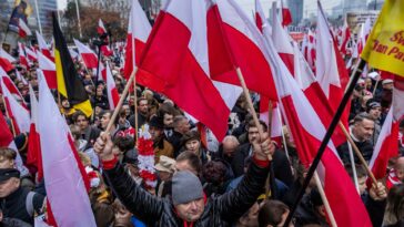 La "Marcha por la Independencia" nacionalista de Polonia atrae a miles de personas en Varsovia