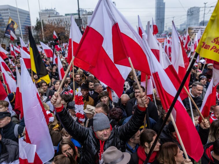 La "Marcha por la Independencia" nacionalista de Polonia atrae a miles de personas en Varsovia