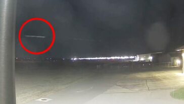 La NASA analizó imágenes de un aeropuerto que capturaron un rayo de objeto 'horizontal' a través del cielo cuando el boom sacudió las ventanas y sacudió las casas.