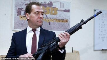 La nueva y repugnante amenaza del ex presidente ruso Dmitry Medvedev (en la foto) sigue a la revelación de Zelensky de que ya ha sobrevivido al menos a cinco intentos de asesinato en el Kremlin.