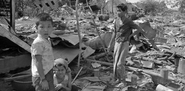 La campaña de bombardeos de Henry Kissinger probablemente mató a cientos de miles de camboyanos y abrió el camino para los estragos de los Jemeres Rojos.