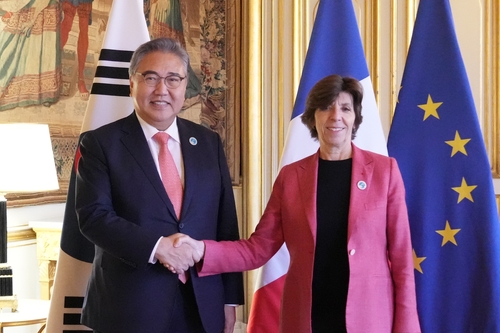 FM Park discusses N.K threats, Ukraine with France&apos;s top diplomat