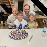 La ex estrella del fútbol universitario de Texas, Zach Muckleroy, y sus dos hijos murieron en un accidente automovilístico mientras viajaban para visitar a su familia para el Día de Acción de Gracias.