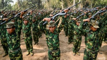 La junta militar de Myanmar es atacada en nuevos frentes y miles de personas huyen a la India