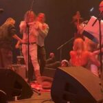 Una impactante pelea entre miembros de la banda de rock estadounidense The Brian Jonestown Massacre estalló durante su show en Melbourne el martes por la noche.