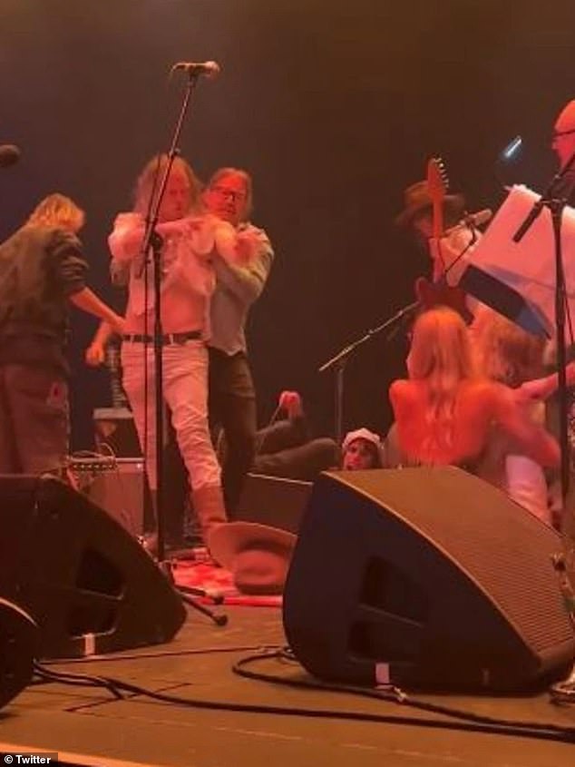 Una impactante pelea entre miembros de la banda de rock estadounidense The Brian Jonestown Massacre estalló durante su show en Melbourne el martes por la noche.