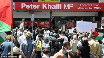 Cientos de partidarios de Palestina se reunieron frente a la oficina electoral del diputado laborista Peter Khalil en Melbourne el sábado por la mañana (en la foto)