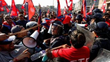 La policía antidisturbios de Nepal aplasta a los manifestantes que buscan la restauración de la monarquía