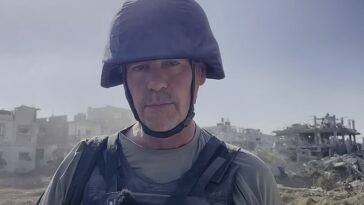 Nick Craven informa desde las ruinas de Beit Hanoun en el norte de la Franja de Gaza para el canal de YouTube del Mail.