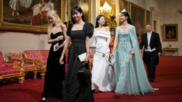 La banda de K-Pop Blackpink, formada por Jennie Kim, Jisoo, Rosé y Lisa, asistió anoche al banquete de estado en el Palacio de Buckingham celebrado en honor al presidente y la primera dama de Corea del Sur