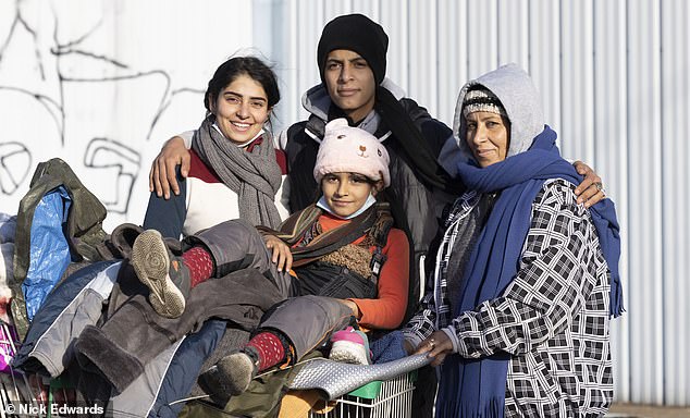 Entre las víctimas se encontraban cuatro miembros de una familia iraquí: Hasti Hussein, de siete años, su hermano Mubin, de 16, su hermana Hadiya, de 22, y su madre Kazhal, de 46. En la foto: (de izquierda a derecha): Hadya, Mubin, Hasti y Kazhal