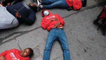 Los jóvenes en zonas violentas de Filadelfia y Chicago mueren a causa de armas de fuego a un ritmo mayor que las tropas estadounidenses en el fragor de la batalla.