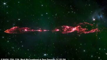 La impresionante instantánea muestra a Herbig-Haro (HH) 212, un curioso objeto astronómico ubicado a unos 1.400 años luz de distancia, en la constelación de Orión.  Se cree que la joven estrella en el centro de HH212 no tiene más de 50.000 años, lo que es un bebé en términos astronómicos.  En comparación, nuestra propia estrella tiene alrededor de 4.500 millones de años y se encuentra aproximadamente en la mitad de su vida.