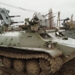 Los rusos mejoran los tractores blindados de los años 50 para la guerra en Ucrania