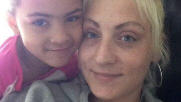 Tiffany McIntyre (derecha), de 32 años, de Texas, encontró a su hija Zahmira (izquierda), de siete años, sin vida en su dormitorio con el globo sobre su cabeza.