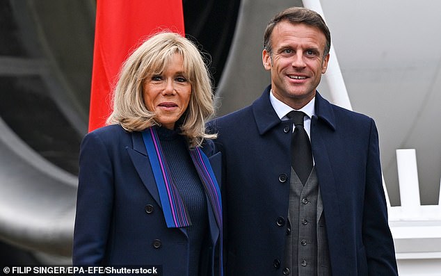 En una rara entrevista personal, la mujer de 70 años (izquierda) dijo a la revista Paris Match que retrasó diez años casarse con su marido Emmanuel Macron, de 45 años, por el bien de sus tres hijos, que tienen aproximadamente la misma edad que el menor. pareja