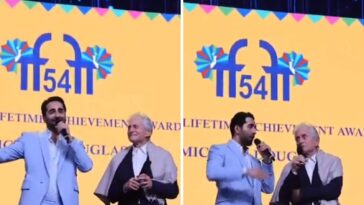 Michael Douglas dice "Te amo India" en hindi con la ayuda de Ayushmann Khurrana en IFFI.  Mirar